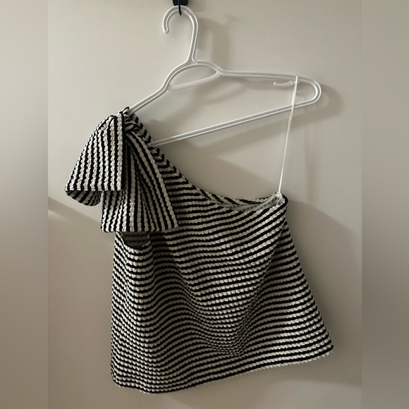 One shoulder tank - beautiful bow - Picture 3 of 3